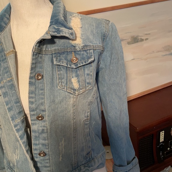 Light washed Jean jacket - Picture 2 of 2